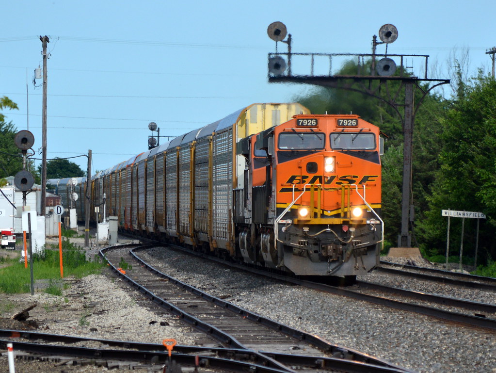 Cantilevered BNSF 7926 leads a auto train west through Wil… Flickr