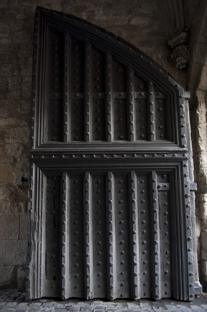 London_DSC9990 A grand entrance door to the inner Tower of… Flickr