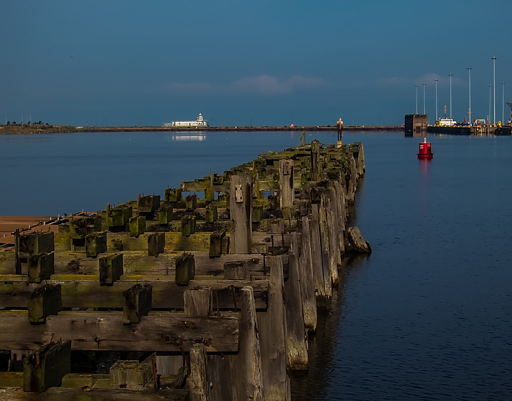 leith docks_05 Western Harbour on a sunny morning. Alph Thomas Flickr