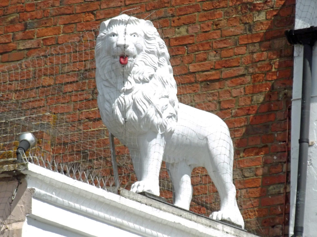 White Lion Shopping Walk High Street, Banbury lion scu… Flickr
