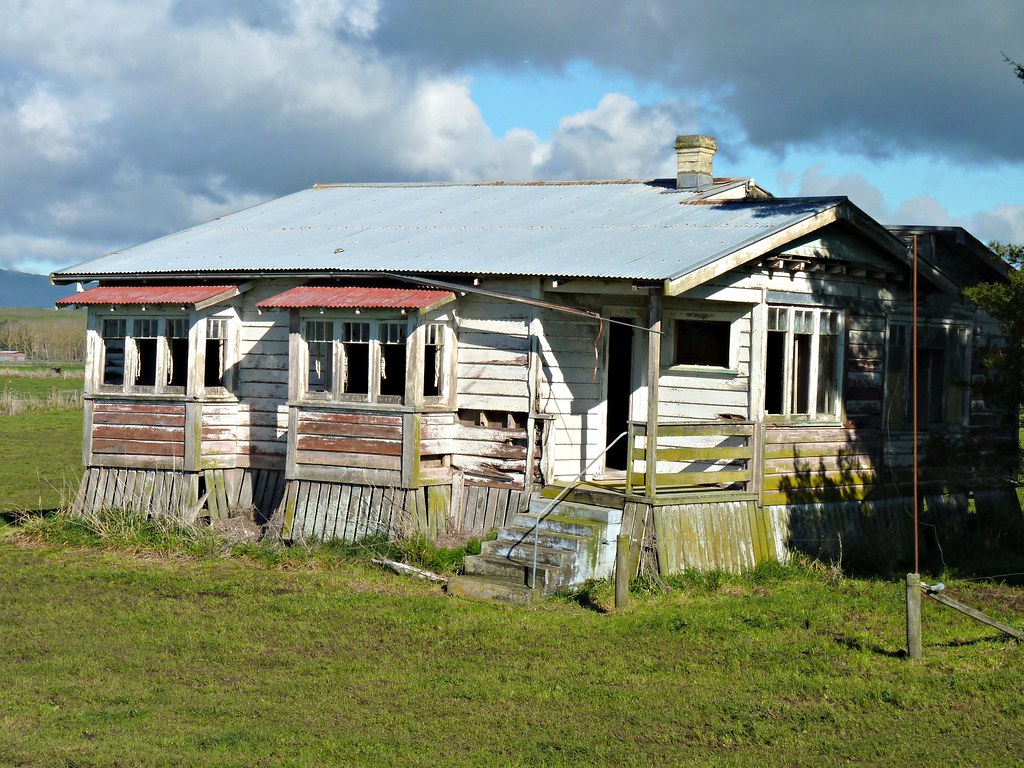 It's Old A derelict house on the Hauraki Plains. The roof … Flickr