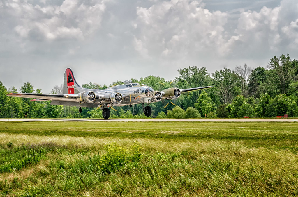 B17G Flying Fortress Landing (Yankee Lady) Just on of the… Flickr