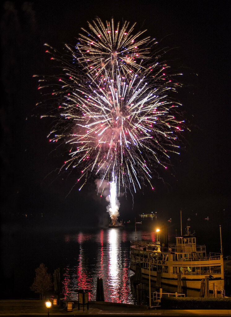 Fireworks Finale, Lake NY Multiple skyrockets punc… Flickr