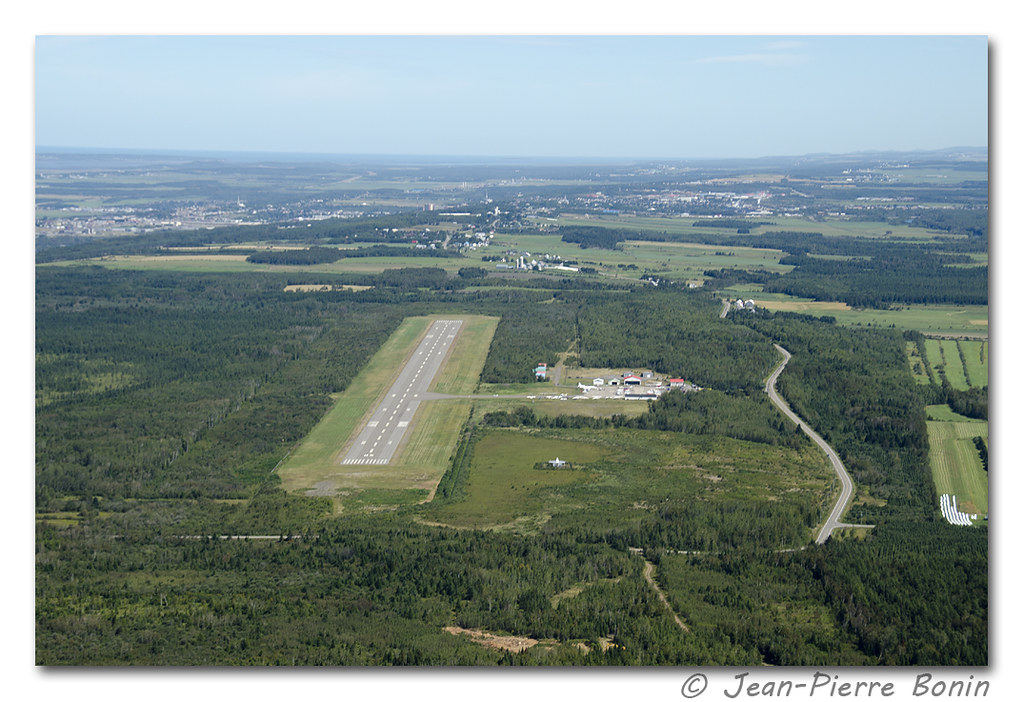 Aéroport RivièreduLoup CYRI piste 05 Airport runway 05… Flickr