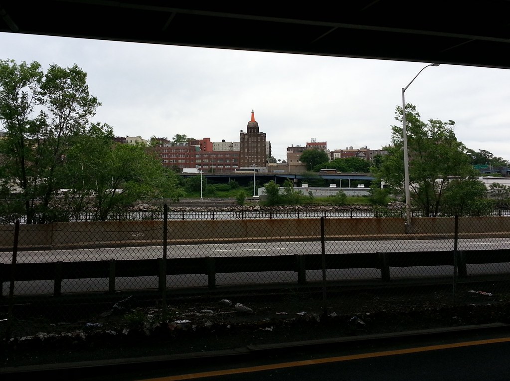 Harlem River lighthouse The newly orange beacon of the Bro… Flickr