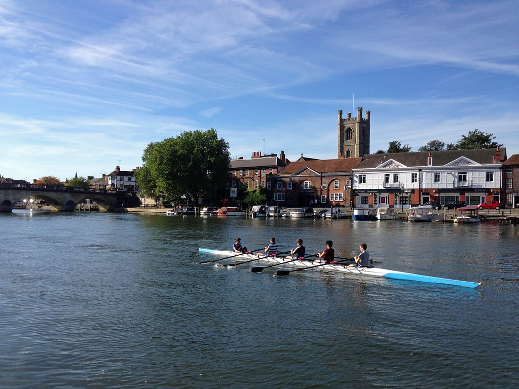 HenleyonThames Cycling up the river bank, the rowing coa… Flickr