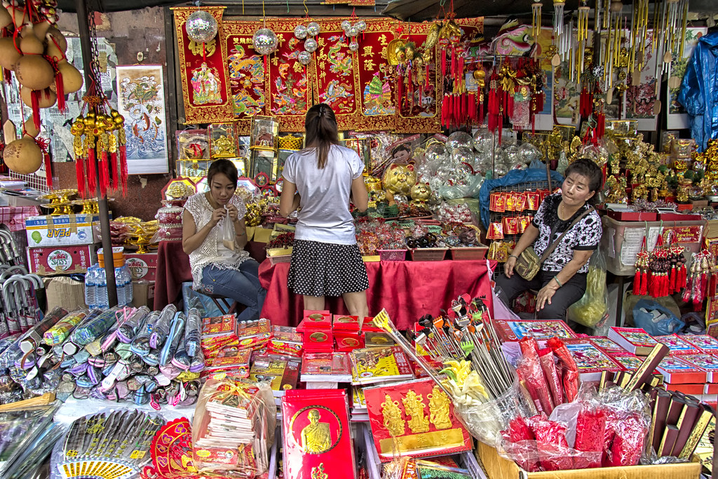 A stall selling Chinese knick knacks in Chinatown, Bangkok… Flickr