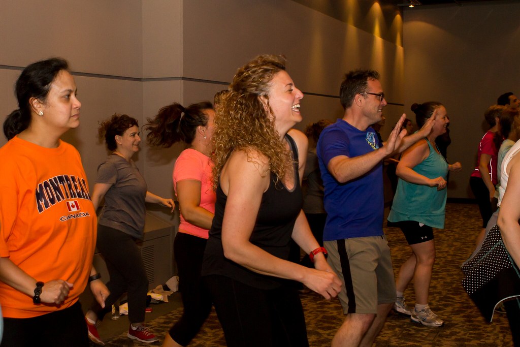 Zumba pour UneMarche / Zumba for OneWalk Activité de colle… Flickr