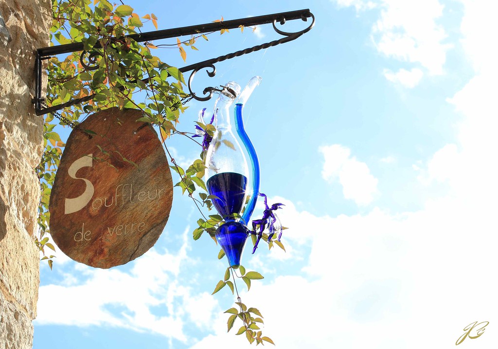 Enseigne d'un souffleur de verre à SAINTE EULALIE D'OLT … Flickr