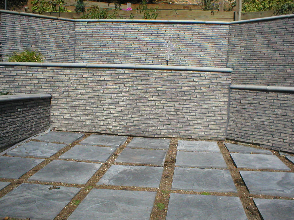 Villagio Antik Gray + 18x18 Slate Stepping Stone Smoke + Roman Wall Cap