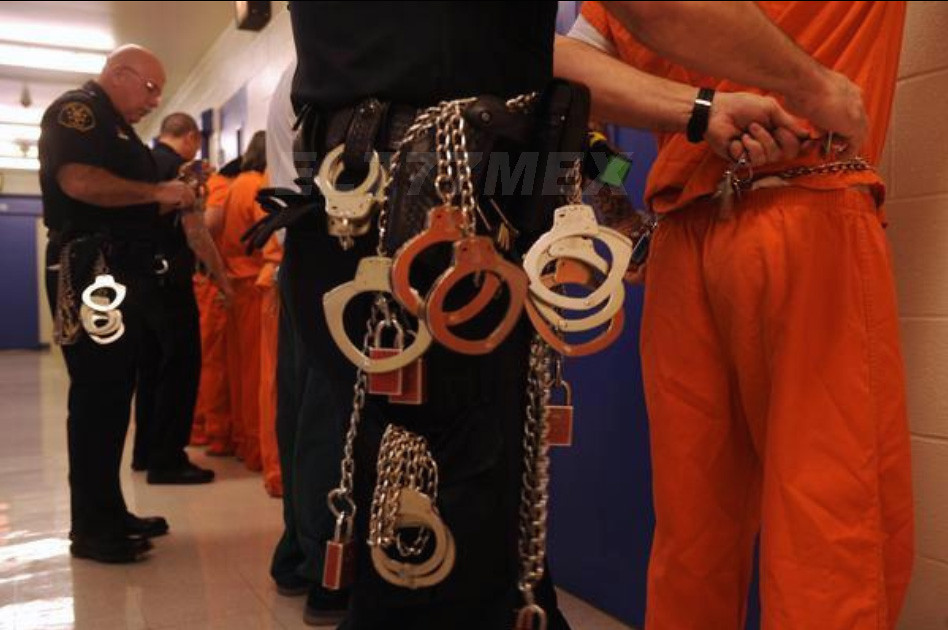 Inmateescortteam Chain Up Prisoners are cuffed and chain… Flickr