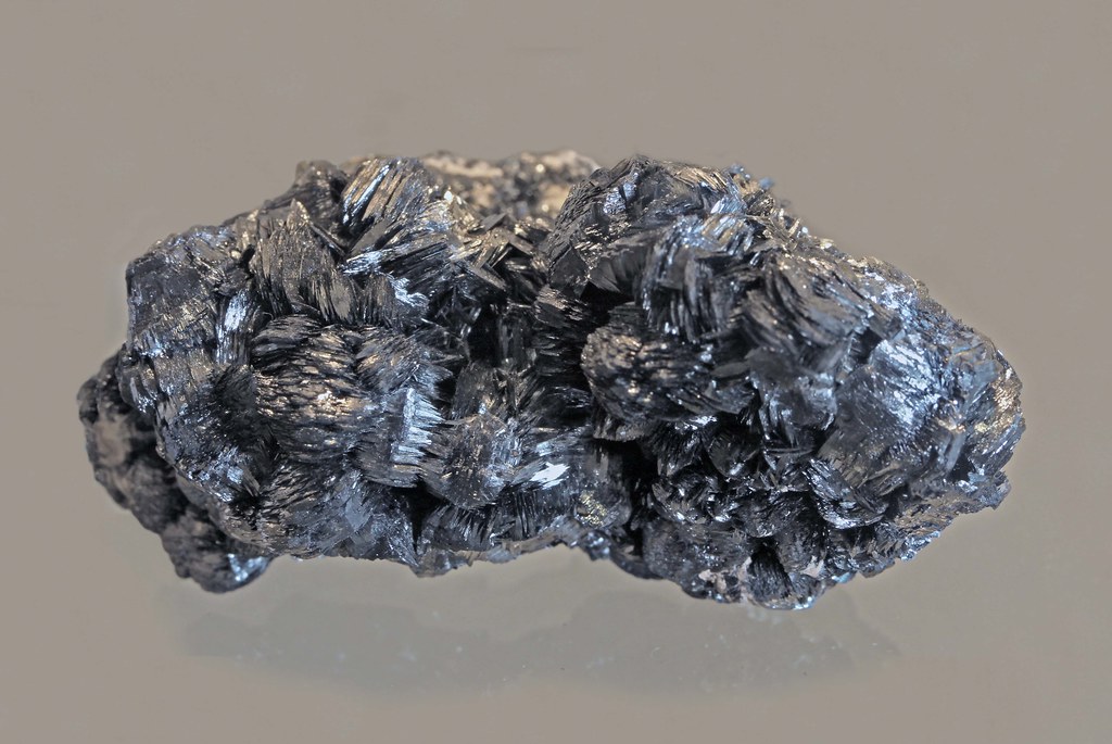 Cryptomelane Cryptomelane. The mineral is potassium mangan… Flickr