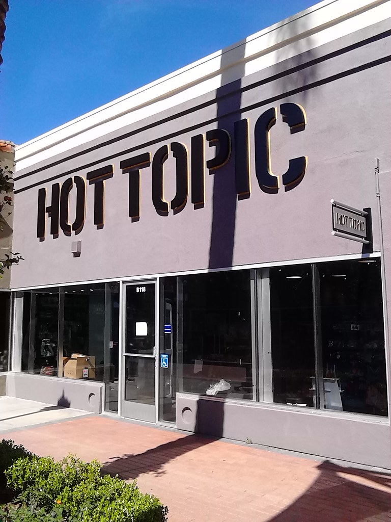 Hot Topic at Lake Elsinore Outlets Hot Topic store at the … Flickr