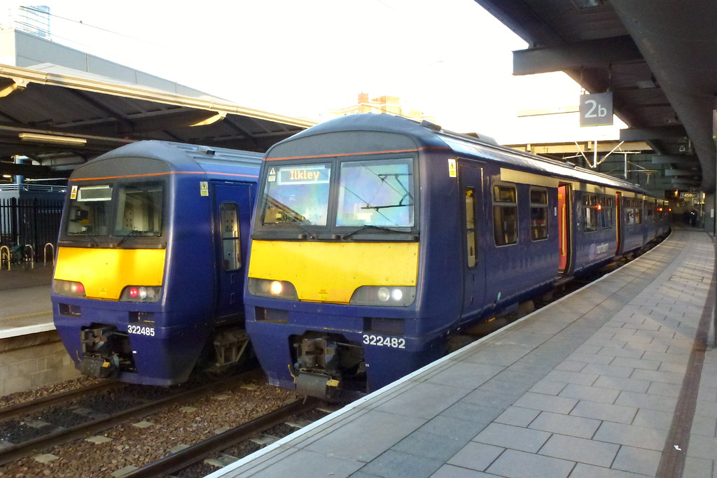 322482_1311_Leeds 322482 waits departure time at Leeds wor… Flickr