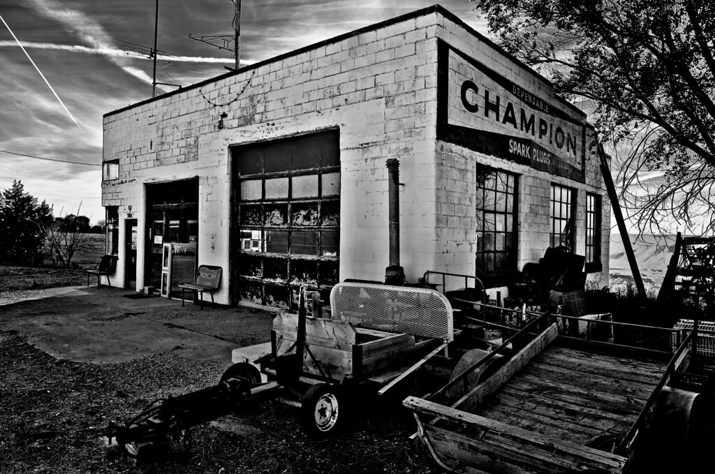 Garage Garage on "Main Street" in Bliss, Idaho. "Get Yur M… Flickr