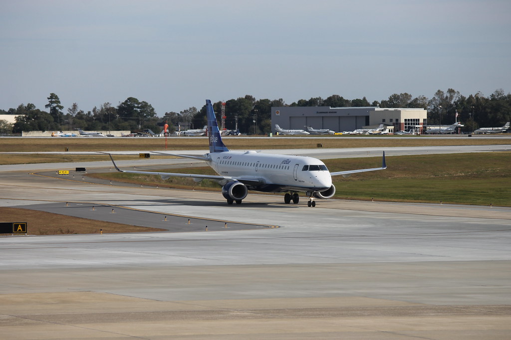 Scenes from Chalreston International Airport (Charleston, … Flickr
