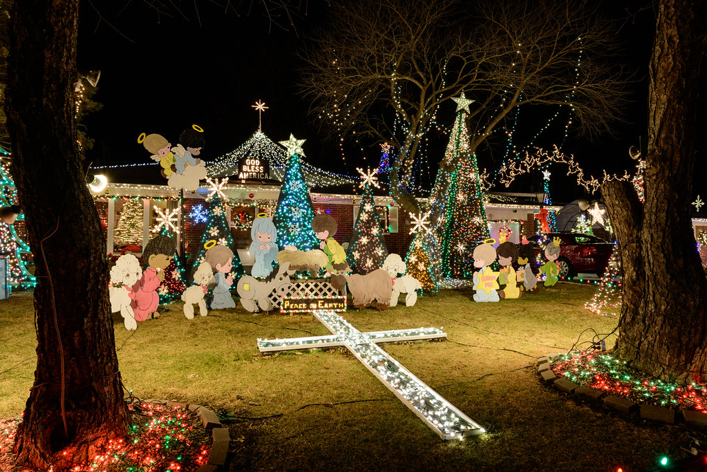 Dianne Drive Christmas Light Display 6.jpg Jason Vines Flickr