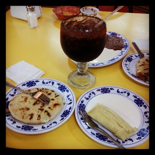 Disfrutando de un lindo almuerzo Pupusa, tamal de elote, s… Flickr