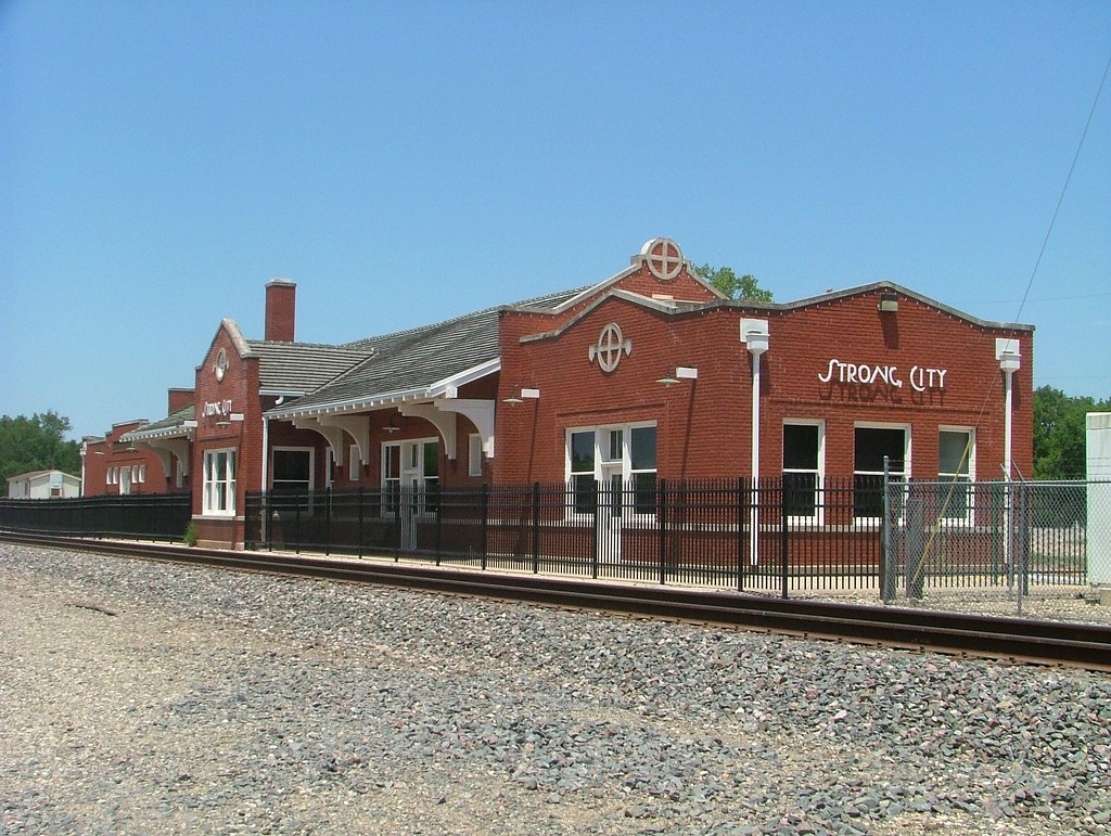 Strong City 5437 2016 06 21 002 file Railroad Station Stro… Flickr