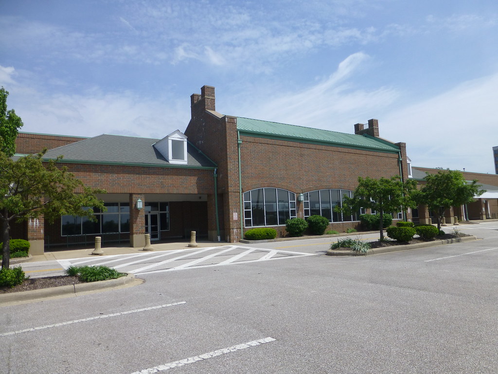 Former Tops Friendly Market in Bedford, Ohio This store op… Flickr