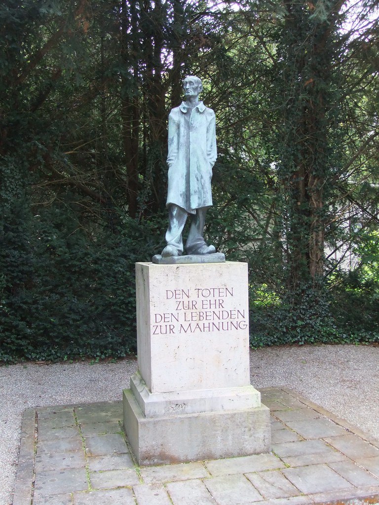 Statue by Fritz Koelle (Den toten zur ehr den lebenden zur mahnung To
