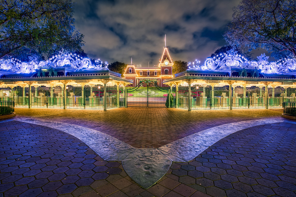 Disneyland Holiday Entrance Everything from the front gate… Flickr