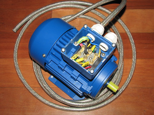3phase motor with heavyduty shielded cable This will