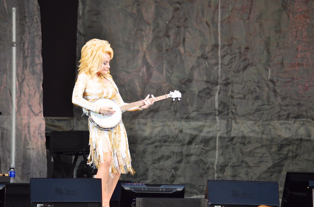 Dolly Parton On The Banjo Dolly Parton plays the banjo at … Flickr