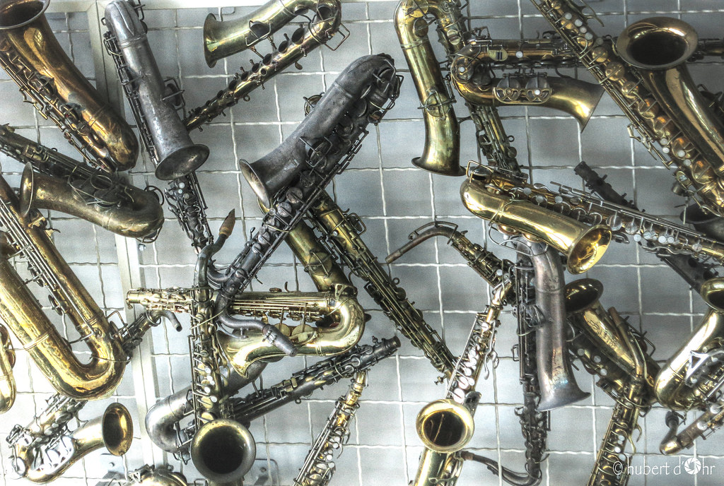 saxophones at San Francisco airport Hubert Dohr Flickr