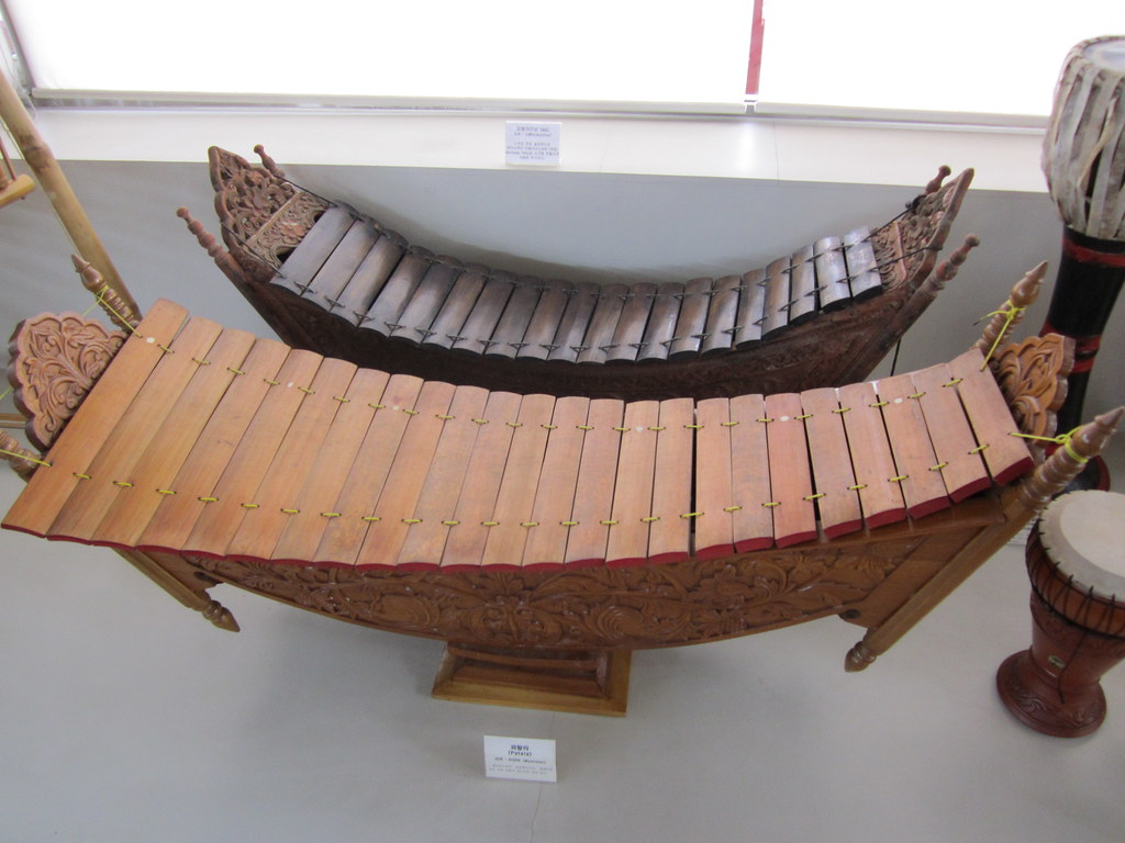MUSICAL INSTRUMENT FROM MYANMAR Xylophones made from wood … Flickr