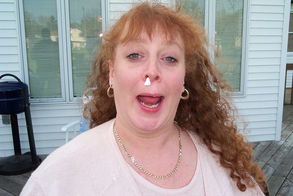 P0000470 2000 04 23 Lori at Dianes house making silly putt… Flickr