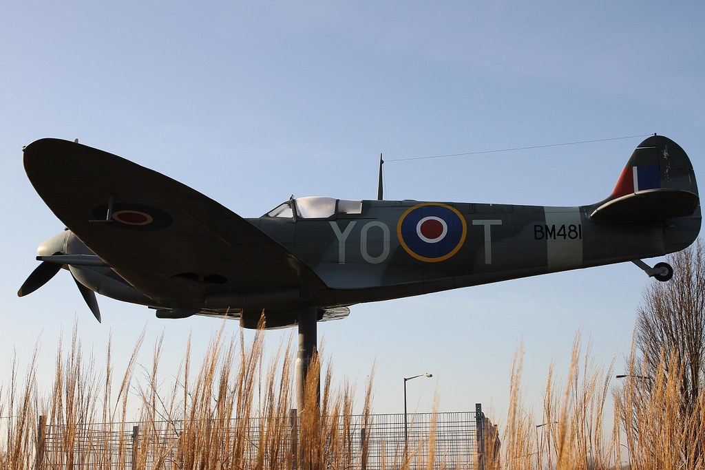 BM481 YOT SPITFIRE THORNABY ROUNDABOUT 401 RCAF On a roun… Flickr