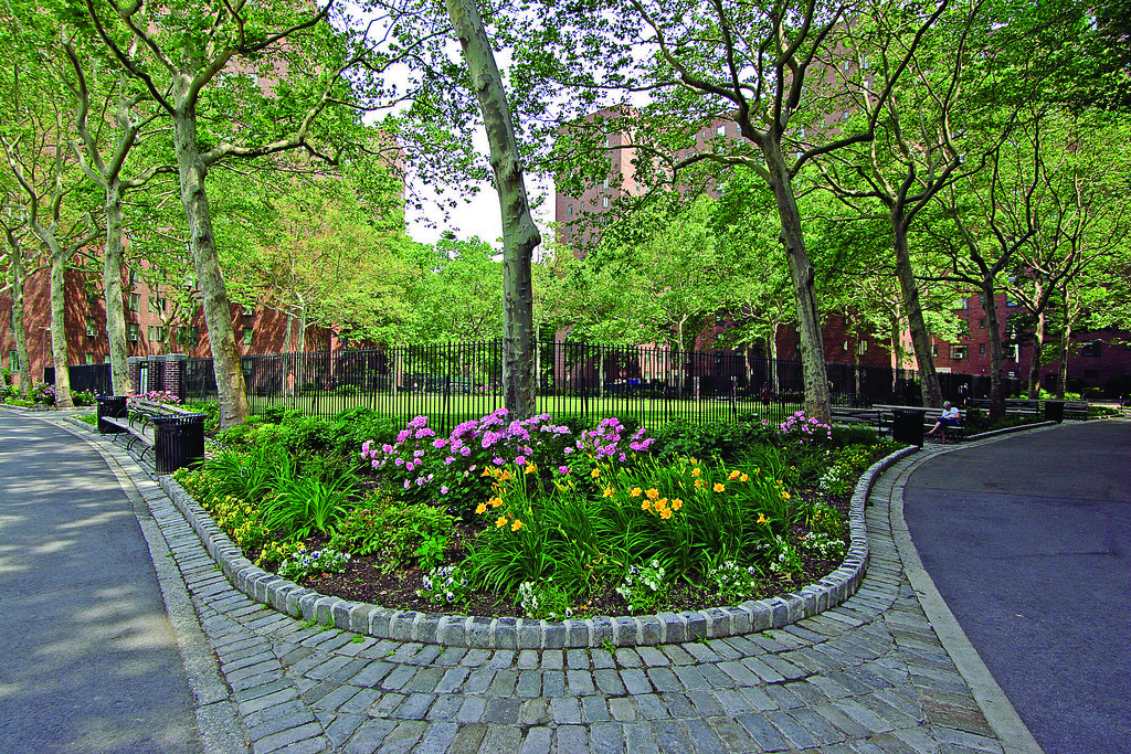 PCVST_Grounds_Walkways_011 Stuyvesant Town / Peter Cooper Village