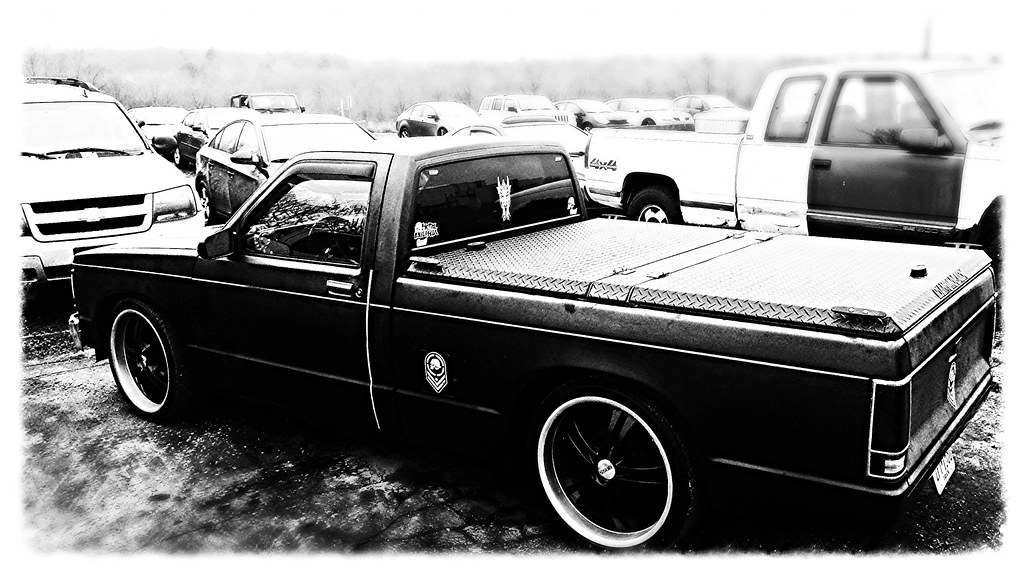 S10 With DiamondPlate Truck Bed Cover In Parking Lot Out… Flickr