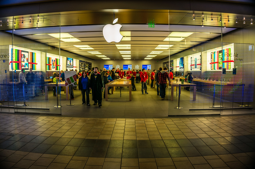 Apple Store Apple Store Summit Mall, Fairlawn, Ohio 12/23/… Harold