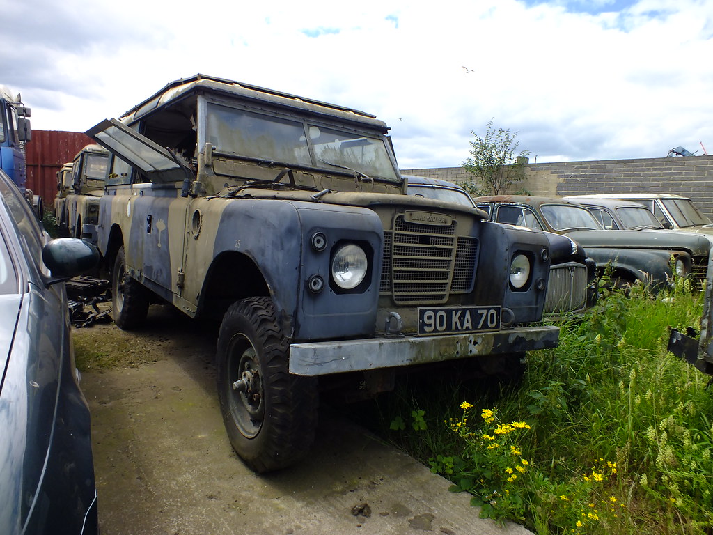 Land Rover `s .. Some old Land Rovers in a scrap yard in H… Flickr