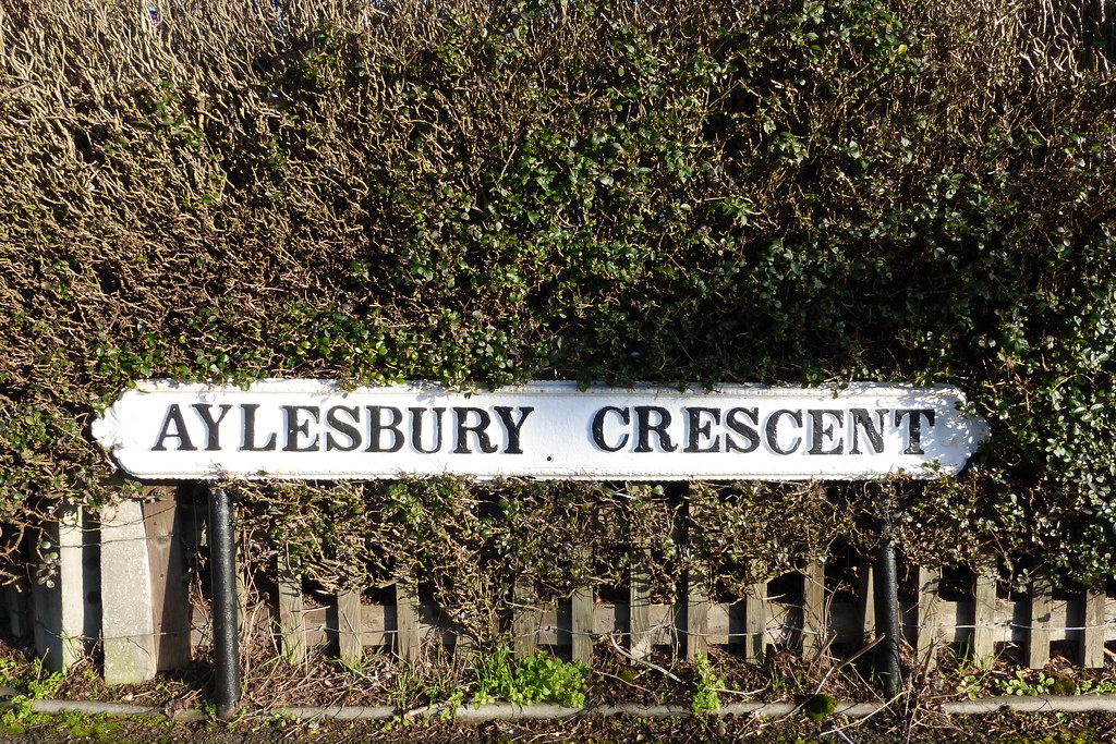 Aylesbury Crescent Junction with Warren Farm Road. AZ 68