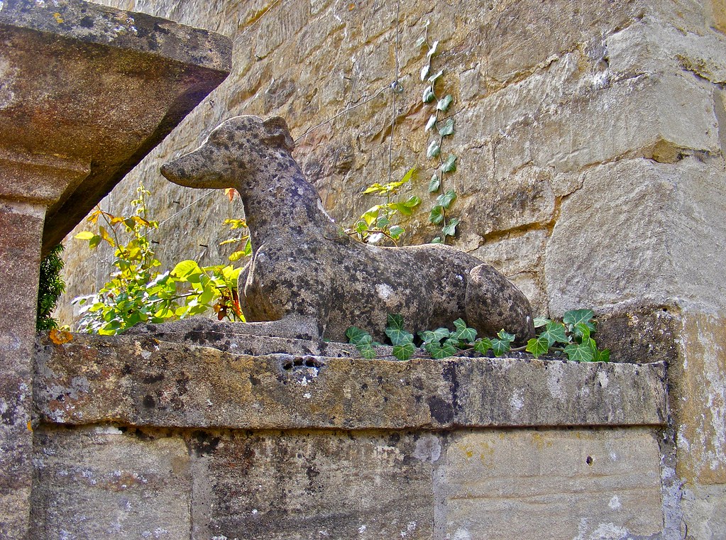 Dog statue on wall, Burford house paula.mcmillen Flickr