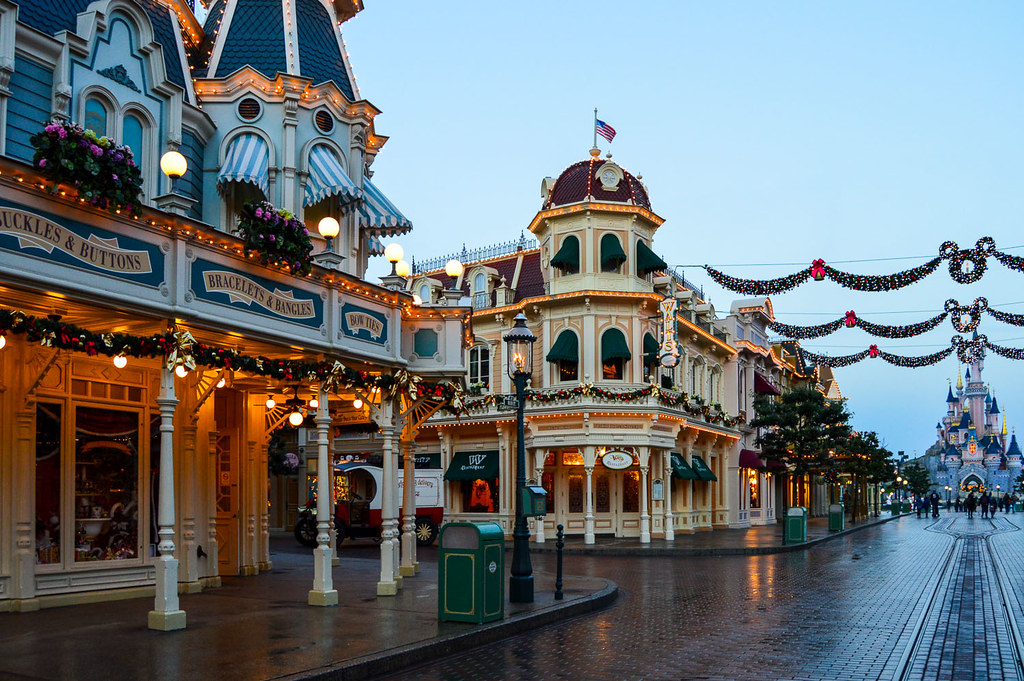 Walt's on Main Street Christmas Decorations Walt's An Am… Flickr