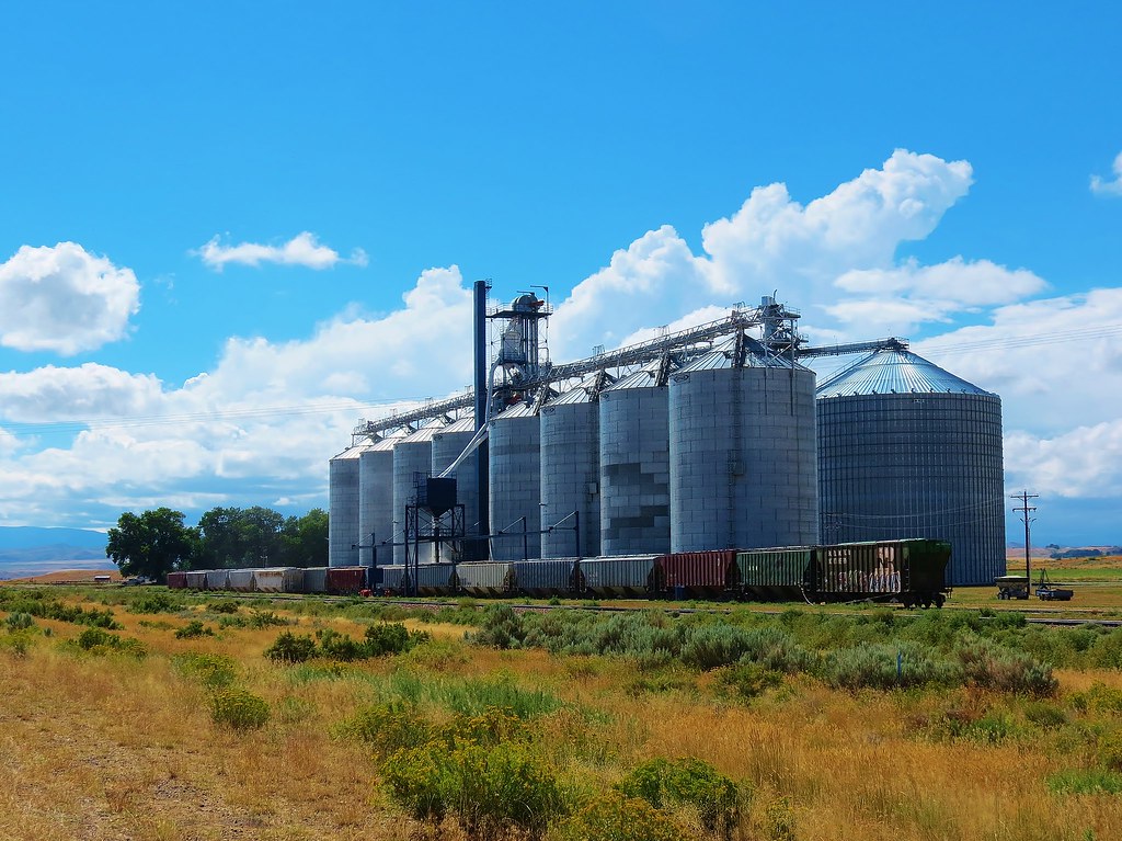 Fill'er Up A train sits at the silos in Ralston, WY waitin… Flickr