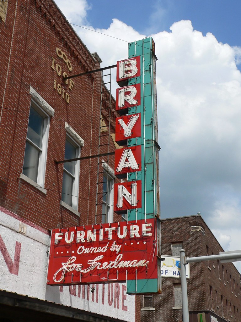 Bryan's Furniture, West Frankfort, Illinois Historic neon … Flickr