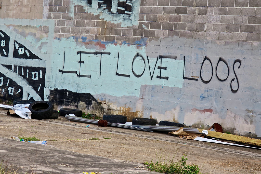 Let Love Loos, New Orleans, LA Graffiti on a wall in New O… Flickr