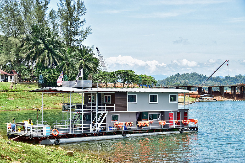 House Boat Tasik Kenyir Houseboat Cruising Through The Lake With