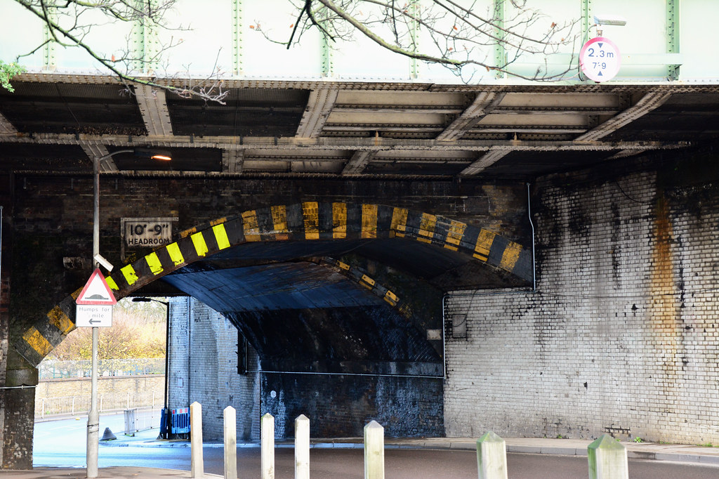 Headroom Low bridge in Trundleys Road, Deptford. It looks … Flickr