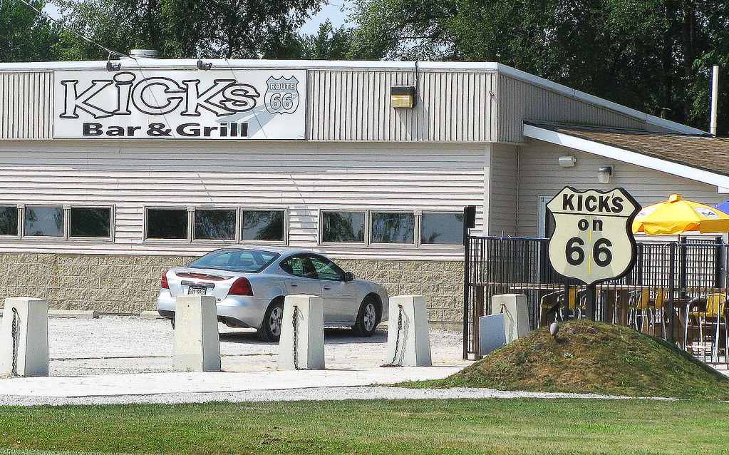13a Towanda IL Kicks Bar & Grill 01 John Hagstrom Flickr