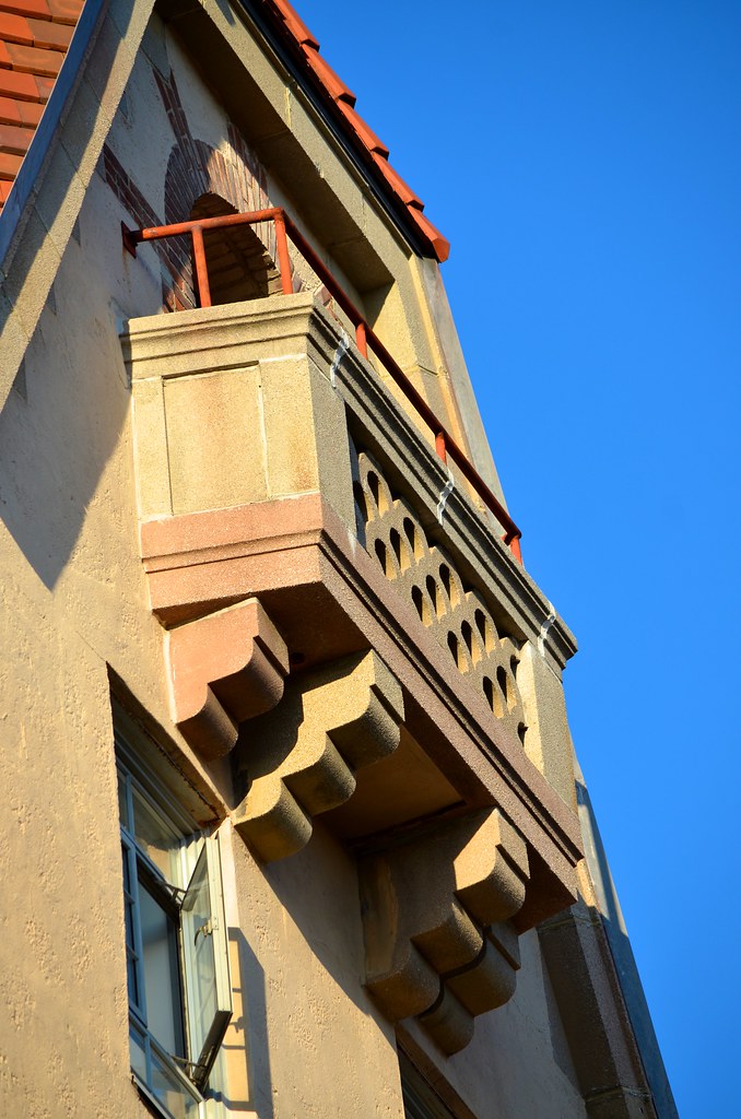 The Leslie An apartment building in the middle of Forest H… Flickr