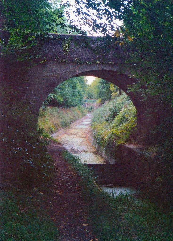 Canal bed near Coates. Dry canal bed leading to he tunnel.… Flickr