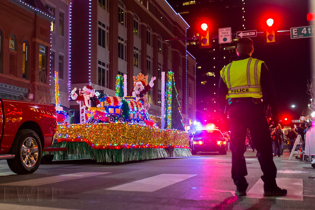 2014 XTO Energy Parade of Lights Santa & Mrs. Clause by … Flickr