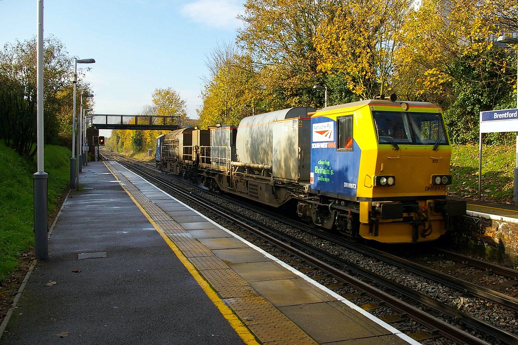 3S85 Effingham JunctionEffingham Junction Passing through… Flickr