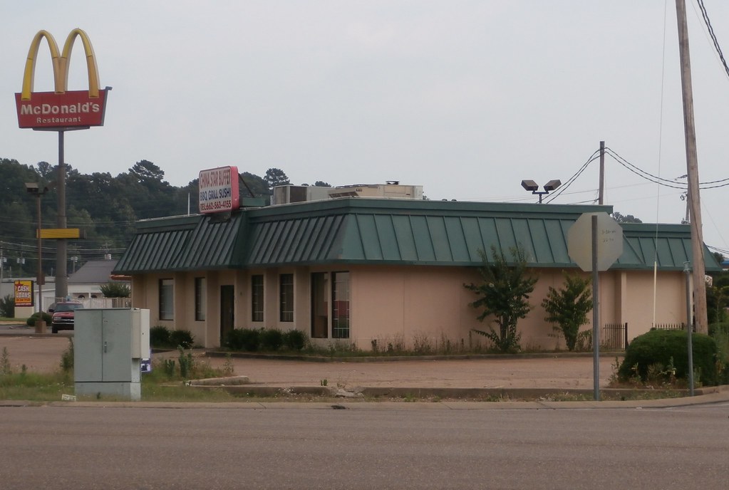 McD's Batesville, Eyeballing the abandoned KFC in June 201… Flickr
